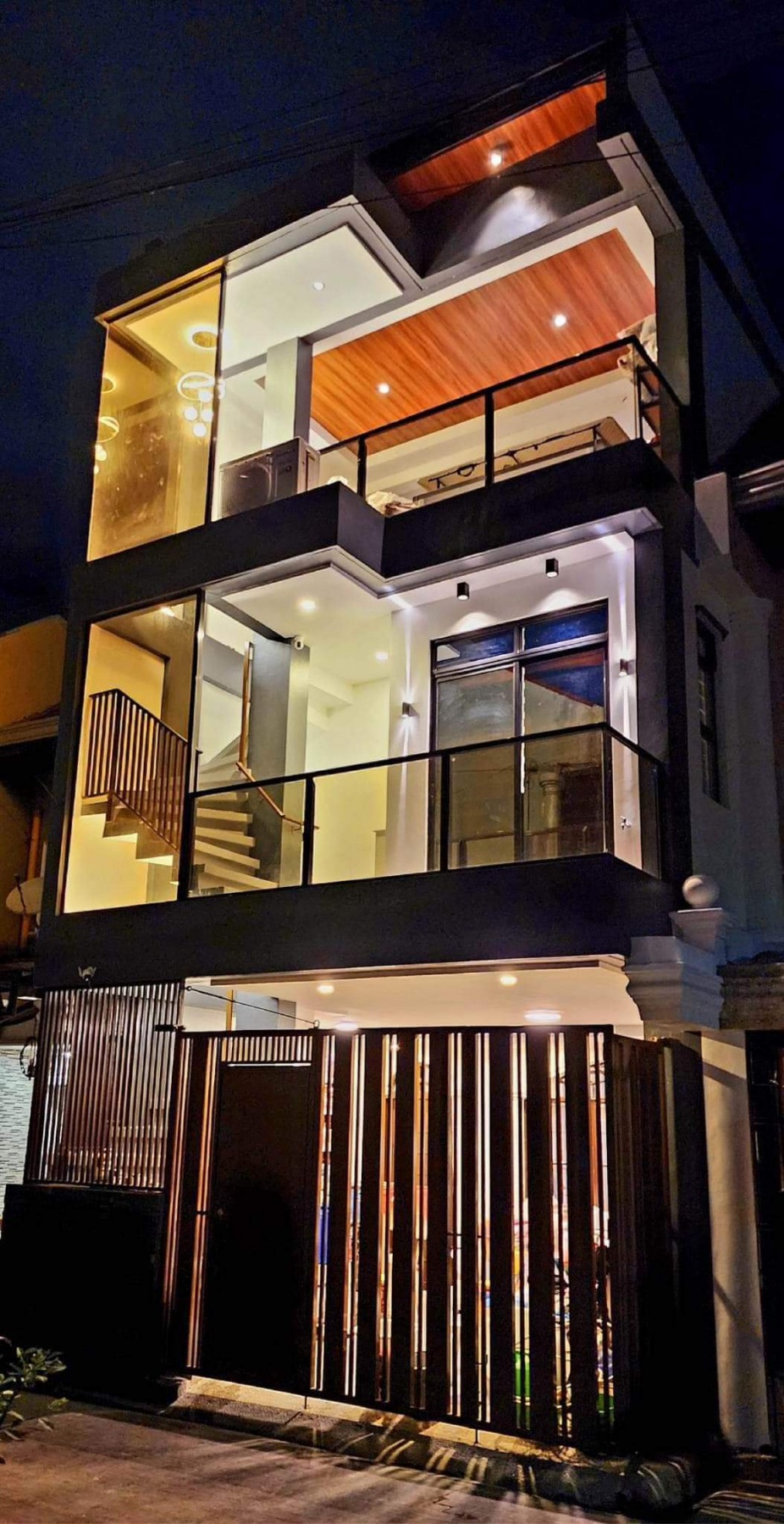 Three-story house that blends modern&nbsp;elegance